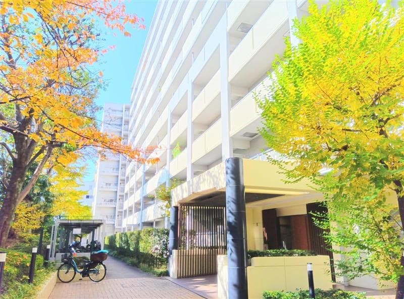 アクティ目黒駅前の外観と植栽